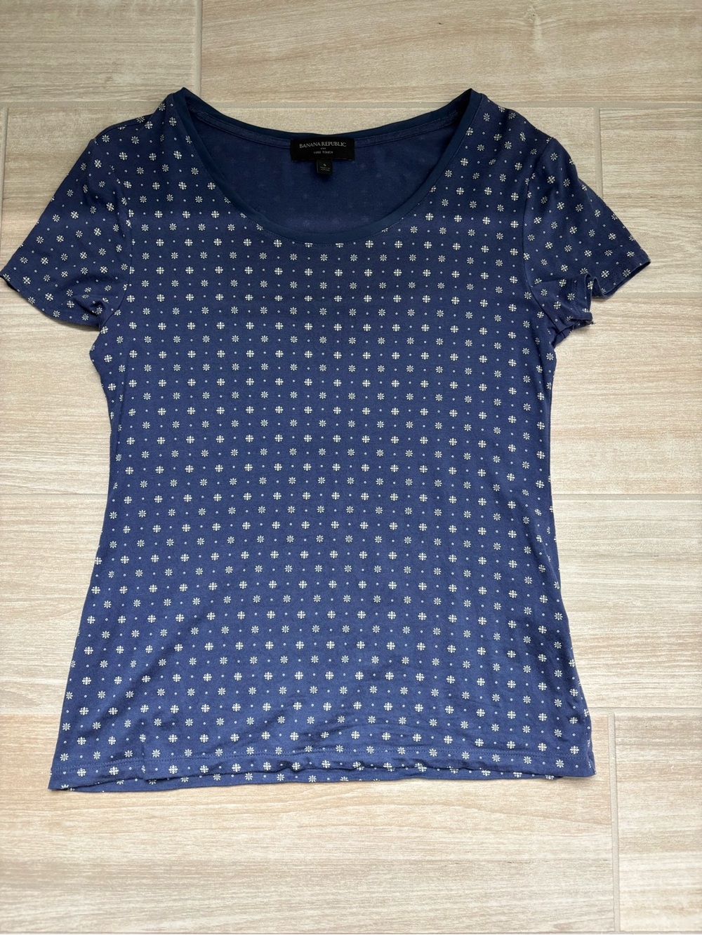Banana Republic Size small Navy Short Sleeve Scoop Neck Tee with White Dot Print